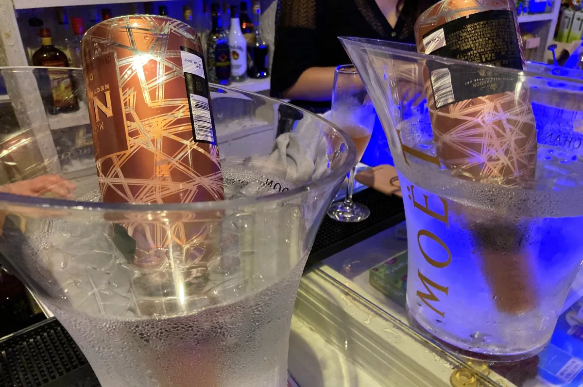 飲んで、語って、歌う 夜を彩るひととき